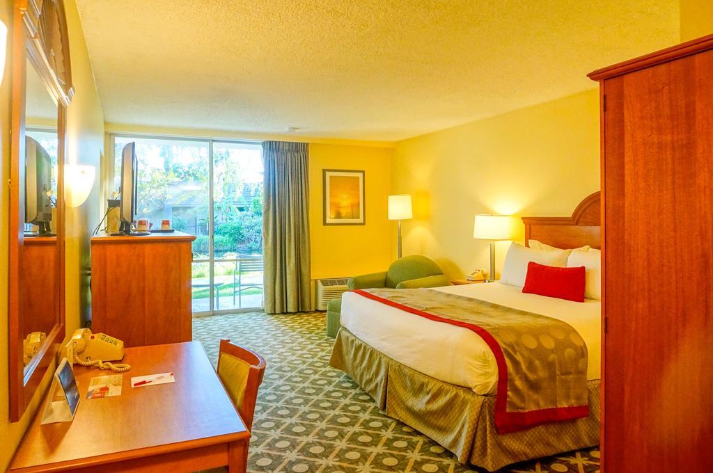 Ramada By Wyndham Santa Barbara Hotel Goleta Buitenkant foto