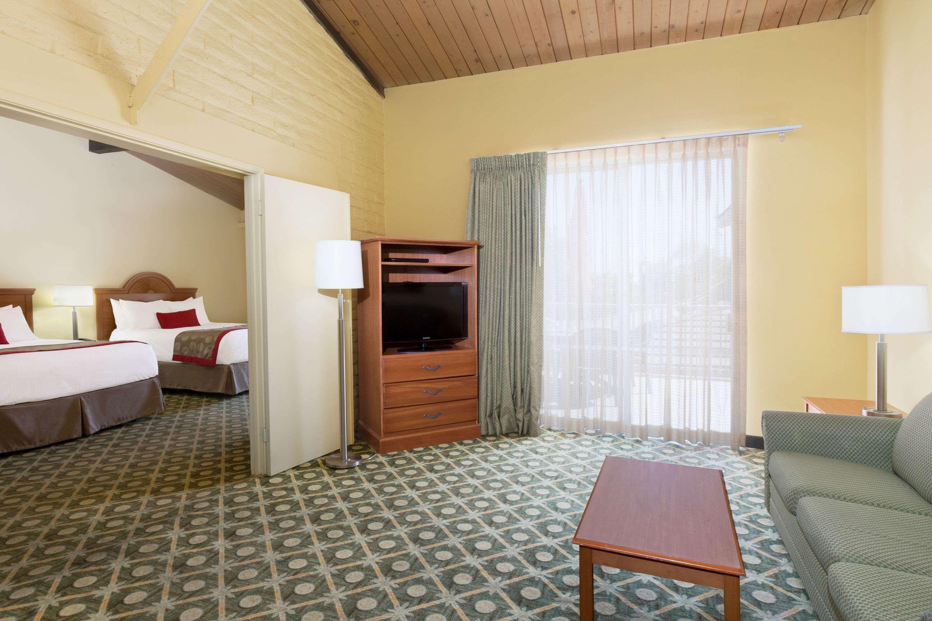 Ramada By Wyndham Santa Barbara Hotel Goleta Buitenkant foto