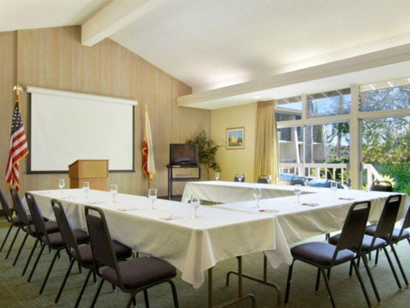 Ramada By Wyndham Santa Barbara Hotel Goleta Buitenkant foto